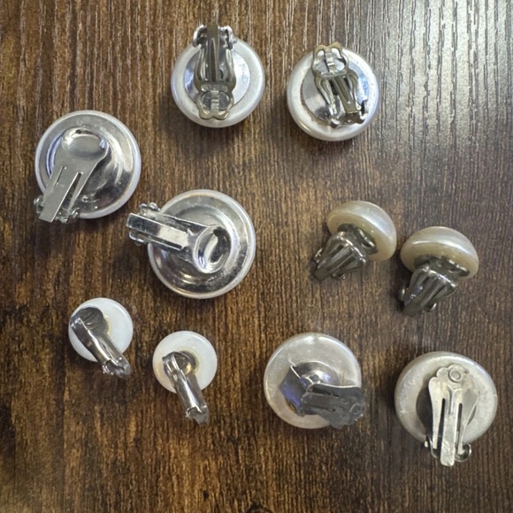 Vintage Lot of 5 Faux Pearl Clip on Earrings Round Circle White Cocktail Fashion - Picture 3 of 3